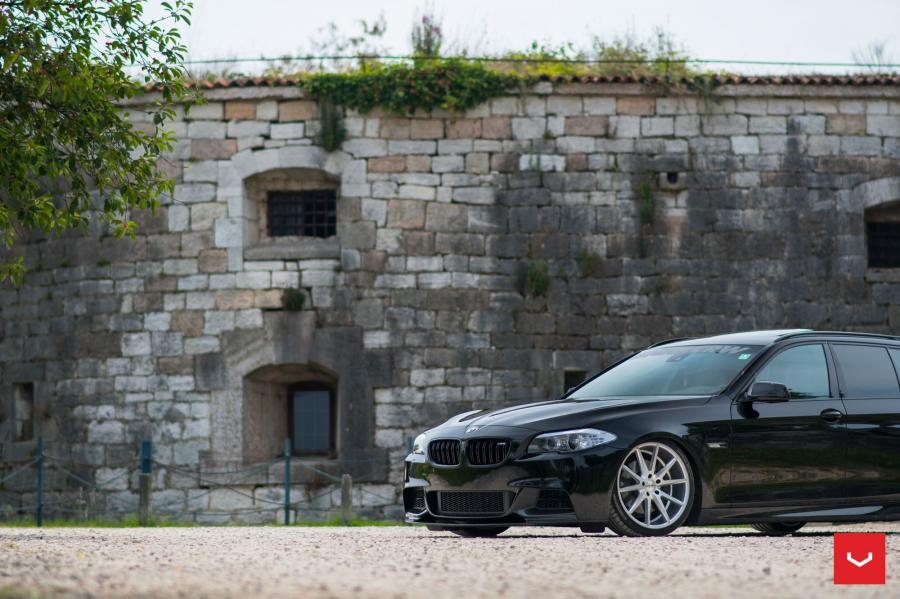 Детали экстерьера BMW 5-Series Touring on Vossen Wheels (VFS1) 2017 года  (фото 15 из 29)